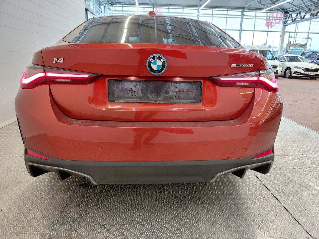 BMW i4 2023 Oranssi