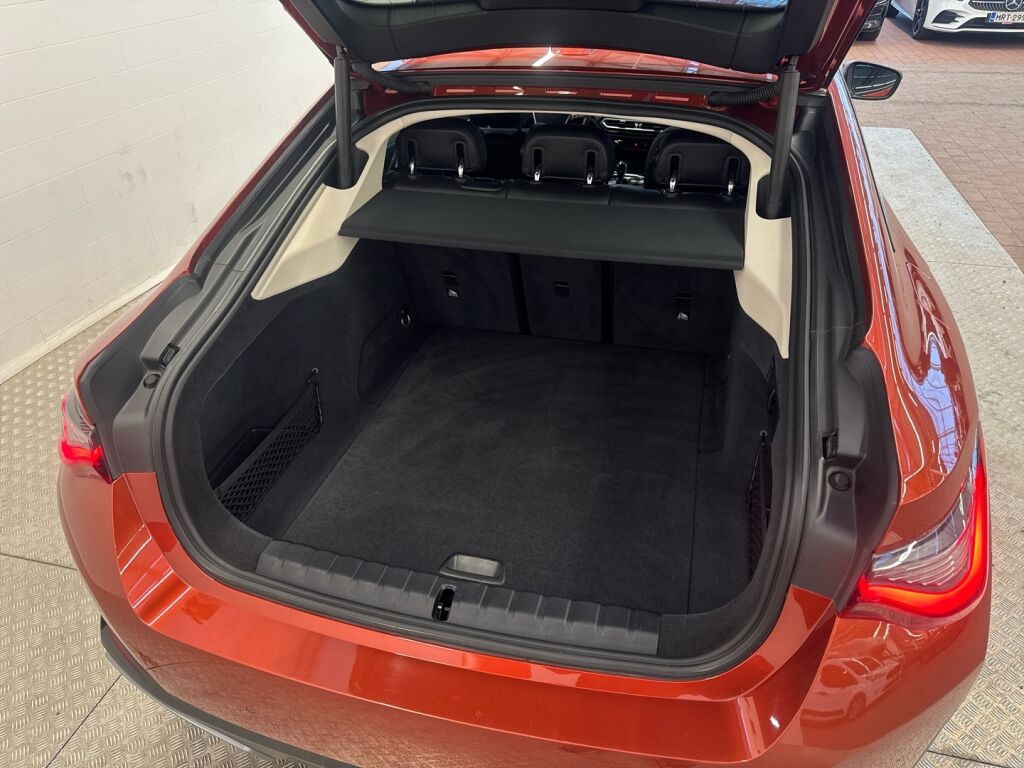 BMW i4 2023 Oranssi