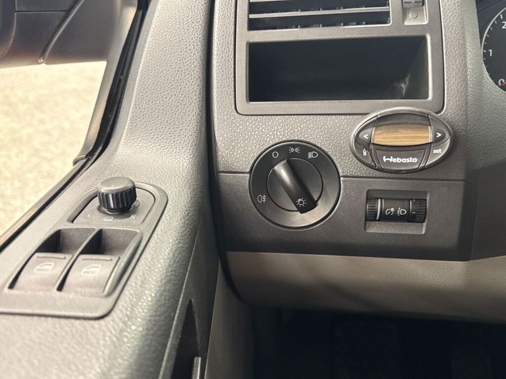 Volkswagen Transporter 2011 Punainen