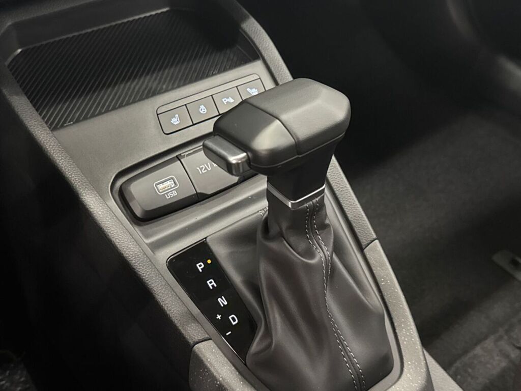 Kia Stonic 2026 Musta