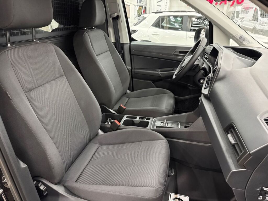 Ford Transit Connect 2026 Musta