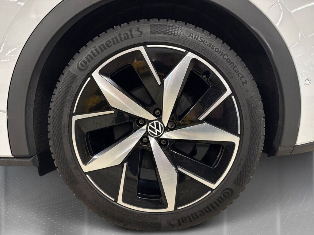 Volkswagen ID.4 2023 Met.valkoinen/musta katto