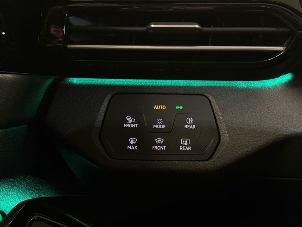 Volkswagen ID.4 2023 Met.valkoinen/musta katto
