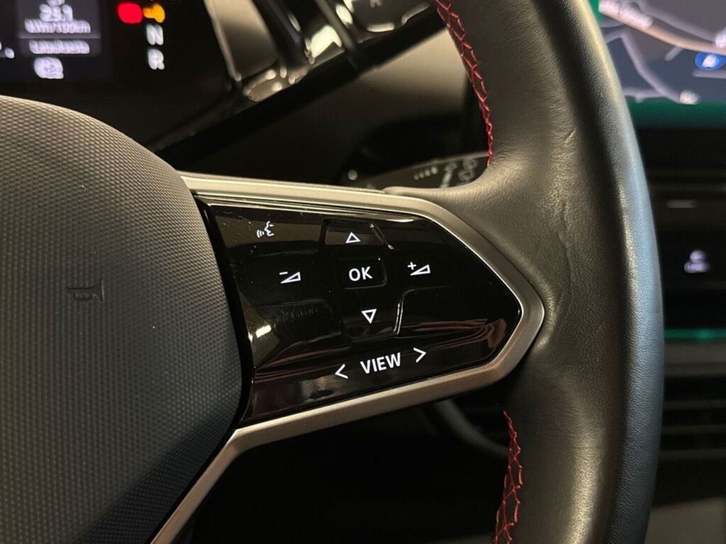 Volkswagen ID.4 2023 Met.valkoinen/musta katto