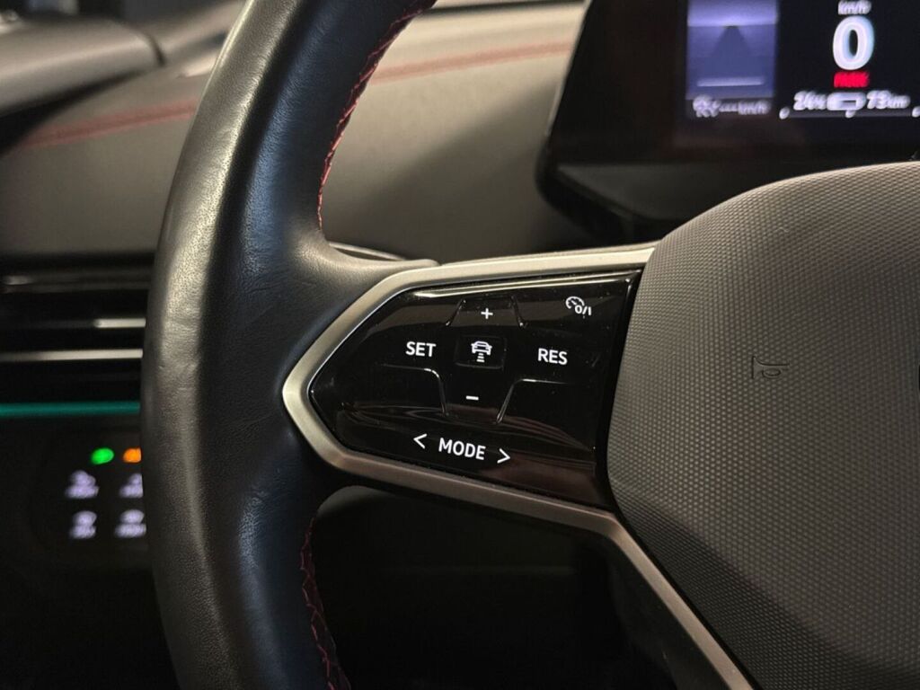Volkswagen ID.4 2023 Met.valkoinen/musta katto