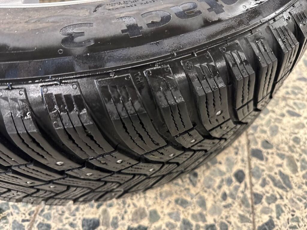 Volkswagen ID.4 2023 Met.valkoinen/musta katto