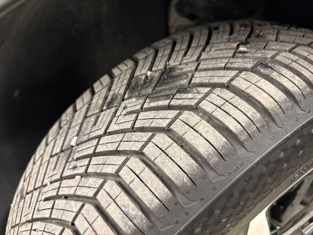 Volkswagen ID.4 2023 Met.valkoinen/musta katto