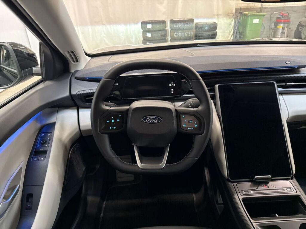 Ford Explorer 2026 Musta