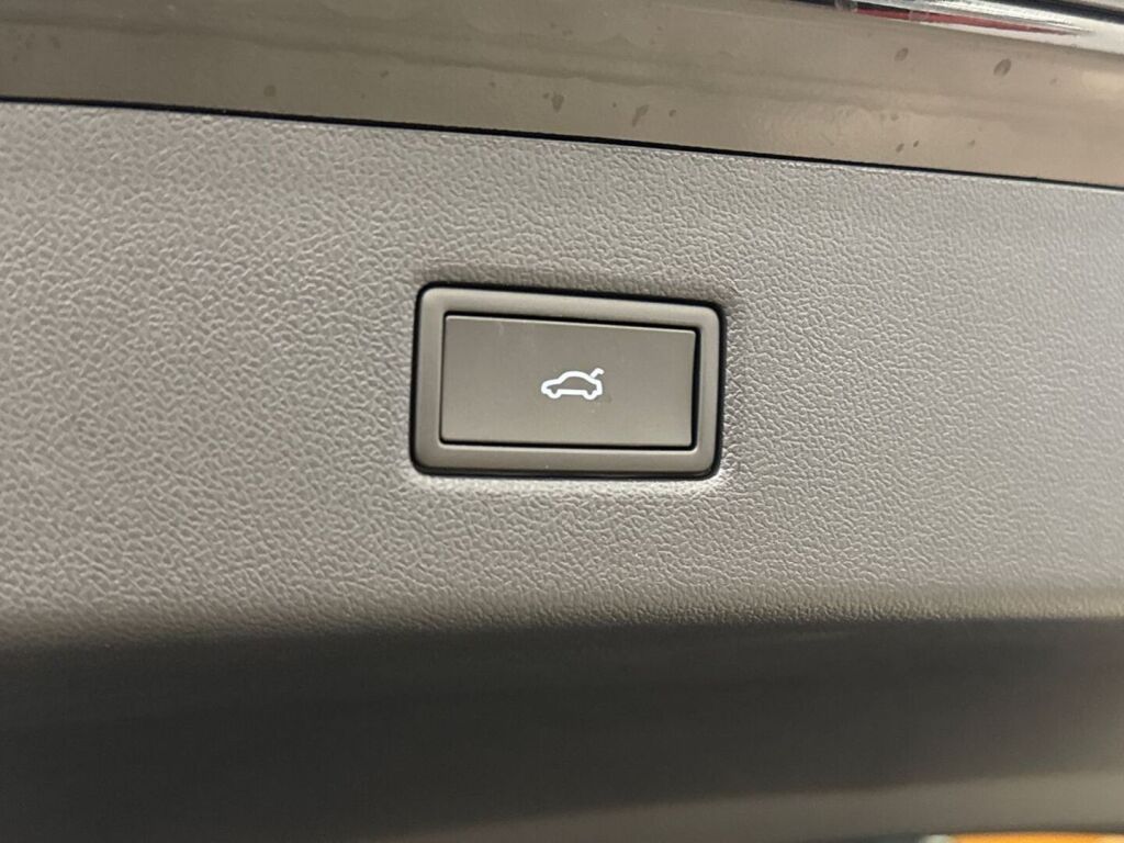 Ford Explorer 2026 Musta