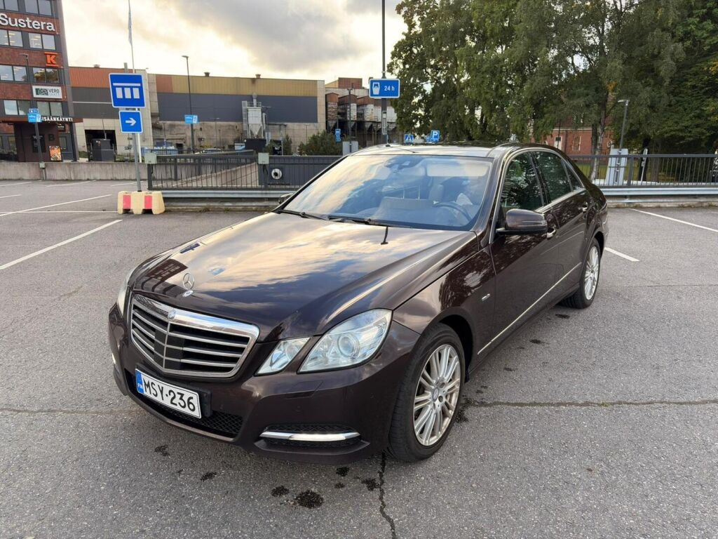 Mercedes-Benz E 2011 Ruskea (beige)