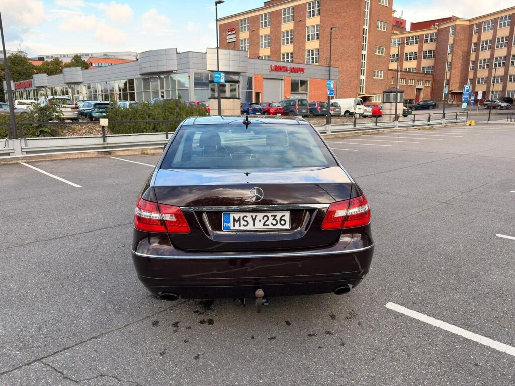 Mercedes-Benz E 2011 Ruskea (beige)