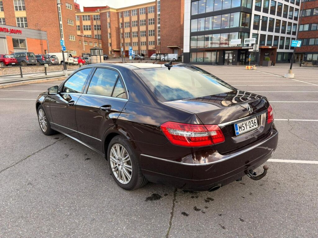 Mercedes-Benz E 2011 Ruskea (beige)