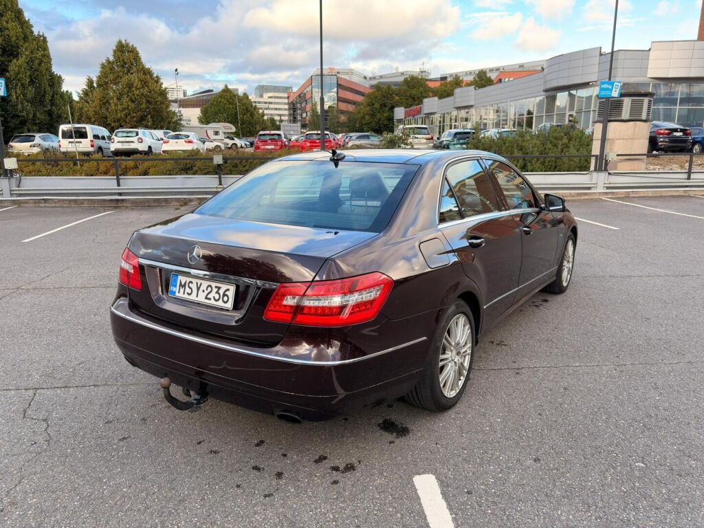Mercedes-Benz E 2011 Ruskea (beige)