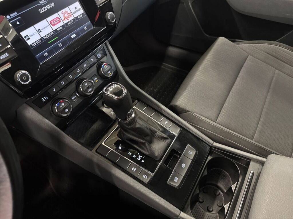 Skoda Superb 2016 Ruskea (beige)