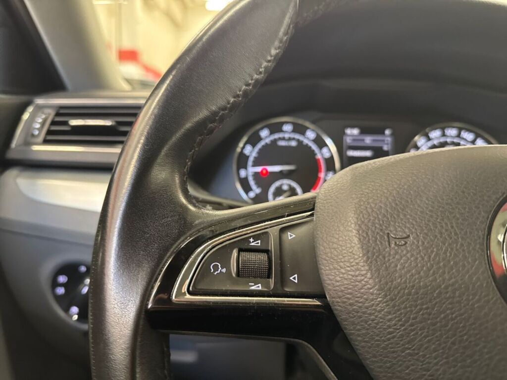Skoda Superb 2016 Ruskea (beige)