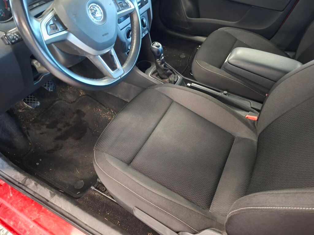 Skoda Rapid 2016 Punainen