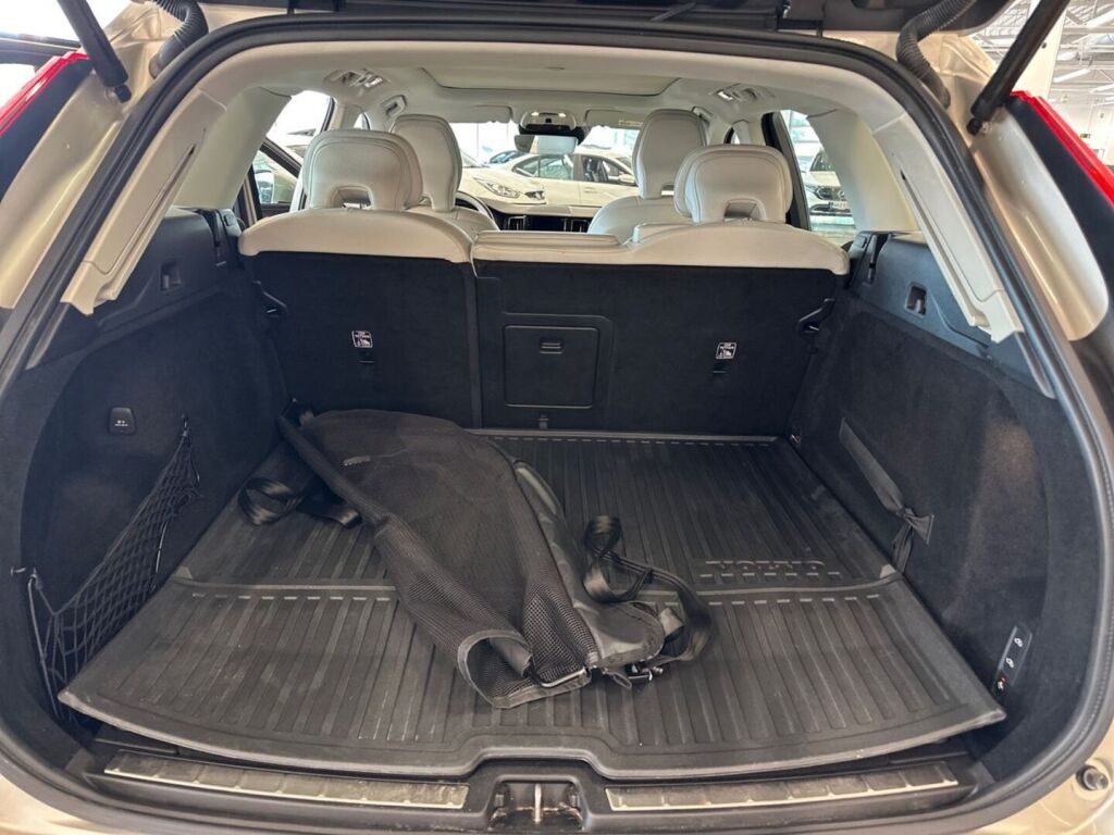 Volvo XC60 2019 Ruskea (beige)
