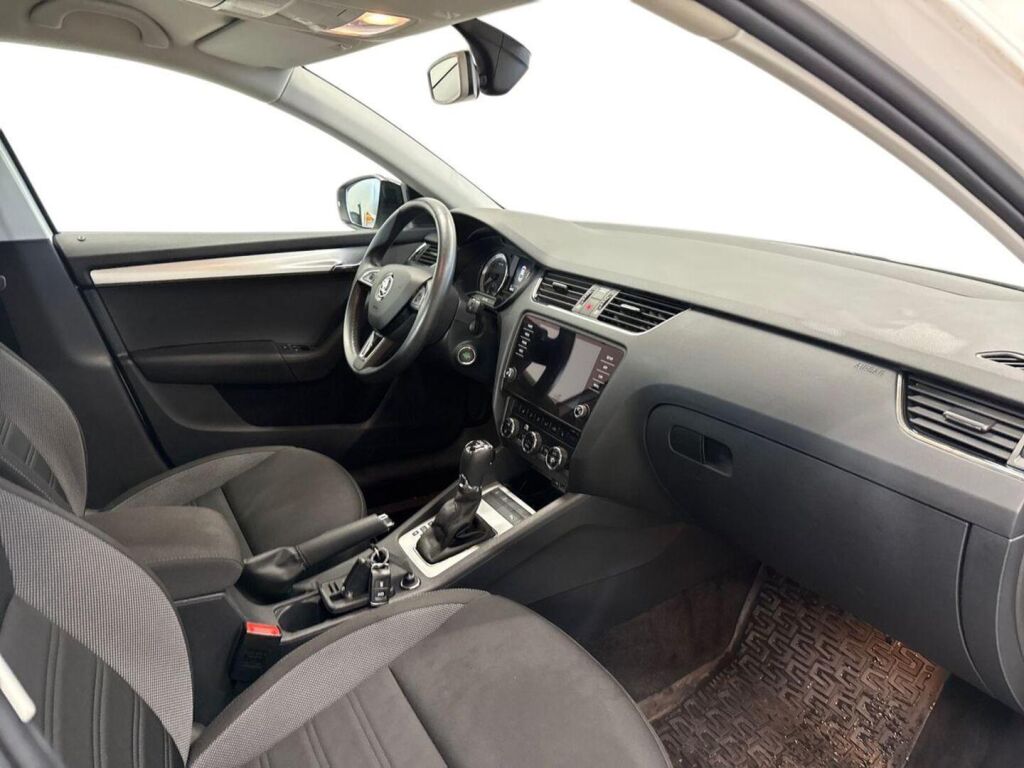 Skoda Octavia 2020 Valkoinen