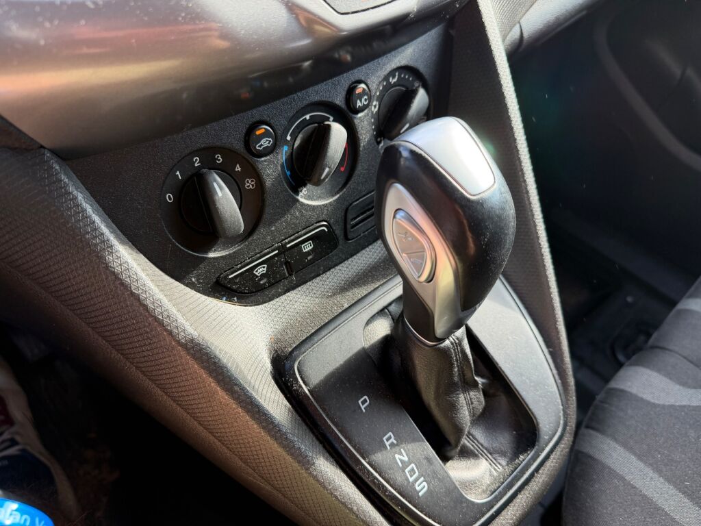 Ford Transit Connect 2015 Valkoinen