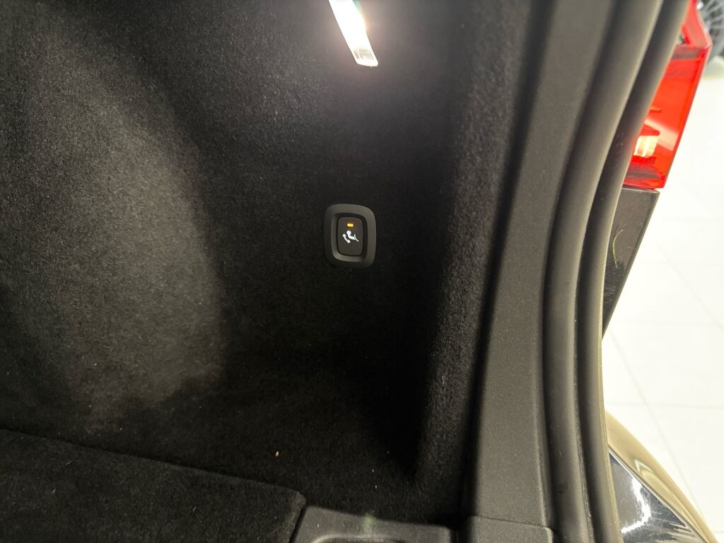 Volvo V60 2020 Musta