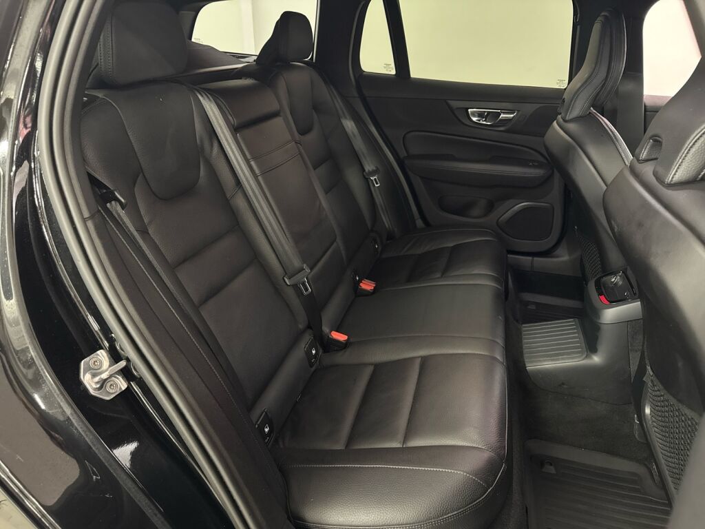 Volvo V60 2020 Musta