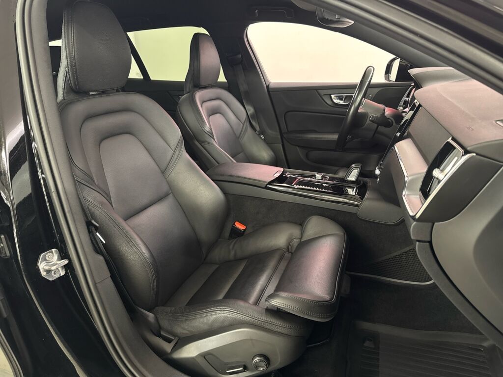 Volvo V60 2020 Musta