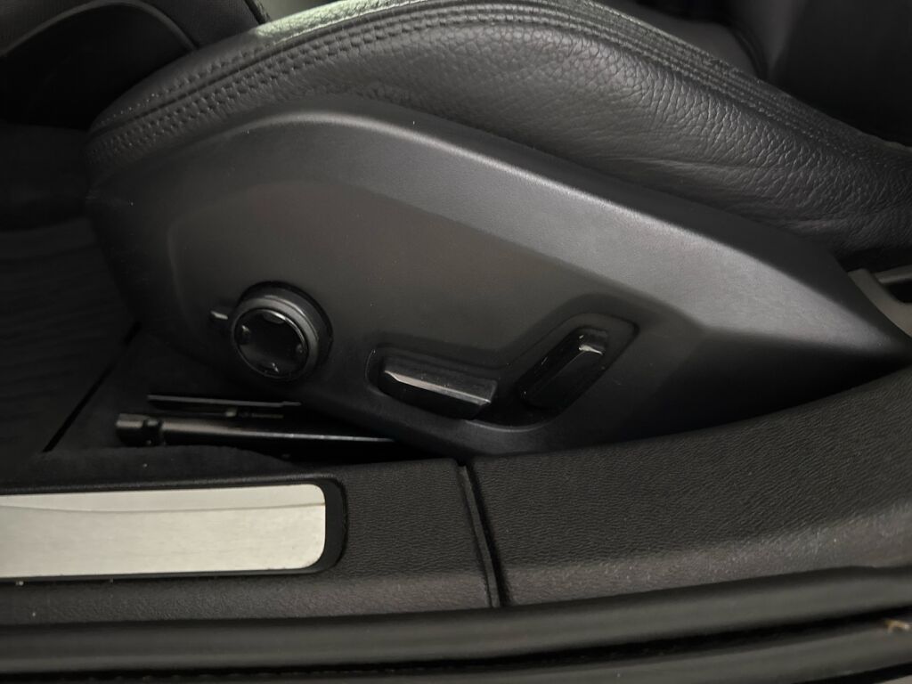 Volvo V60 2020 Musta