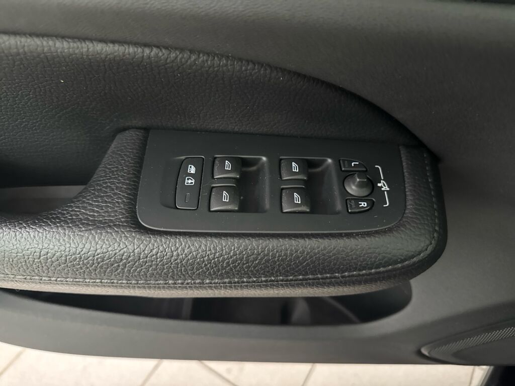 Volvo V60 2020 Musta