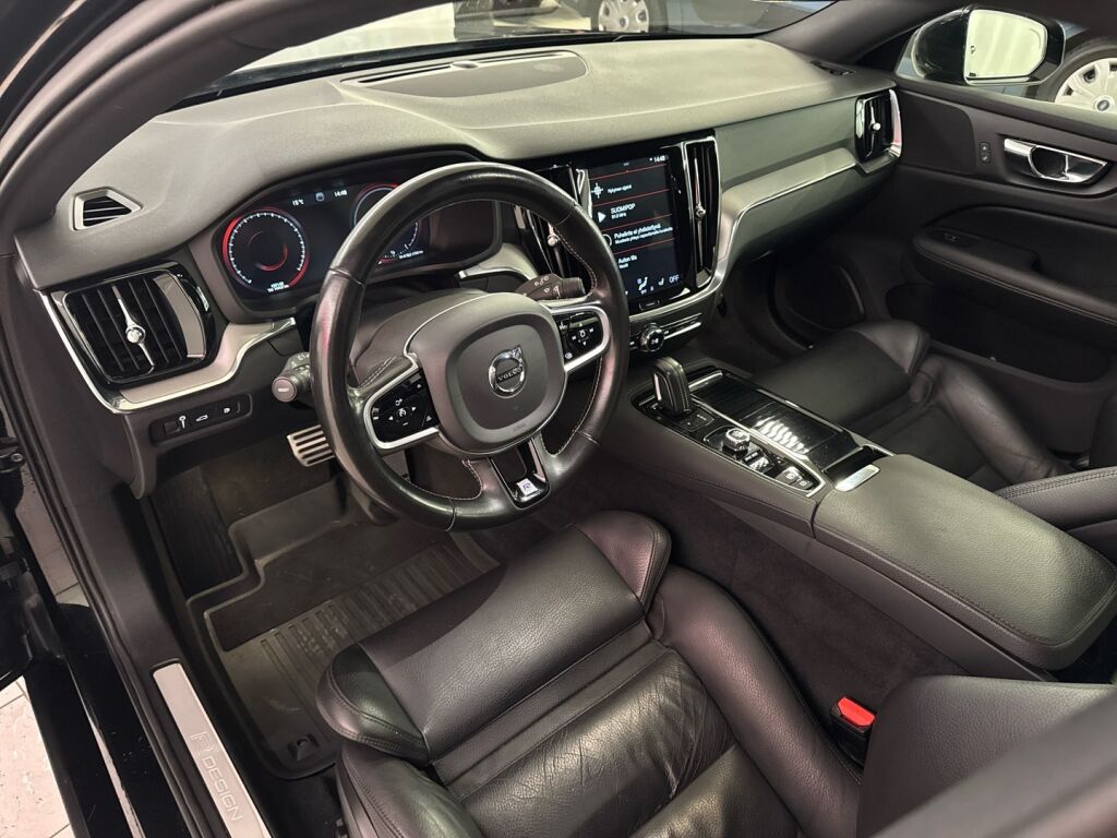 Volvo V60 2020 Musta