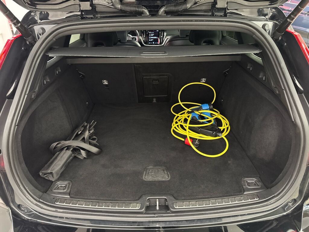 Volvo V60 2020 Musta