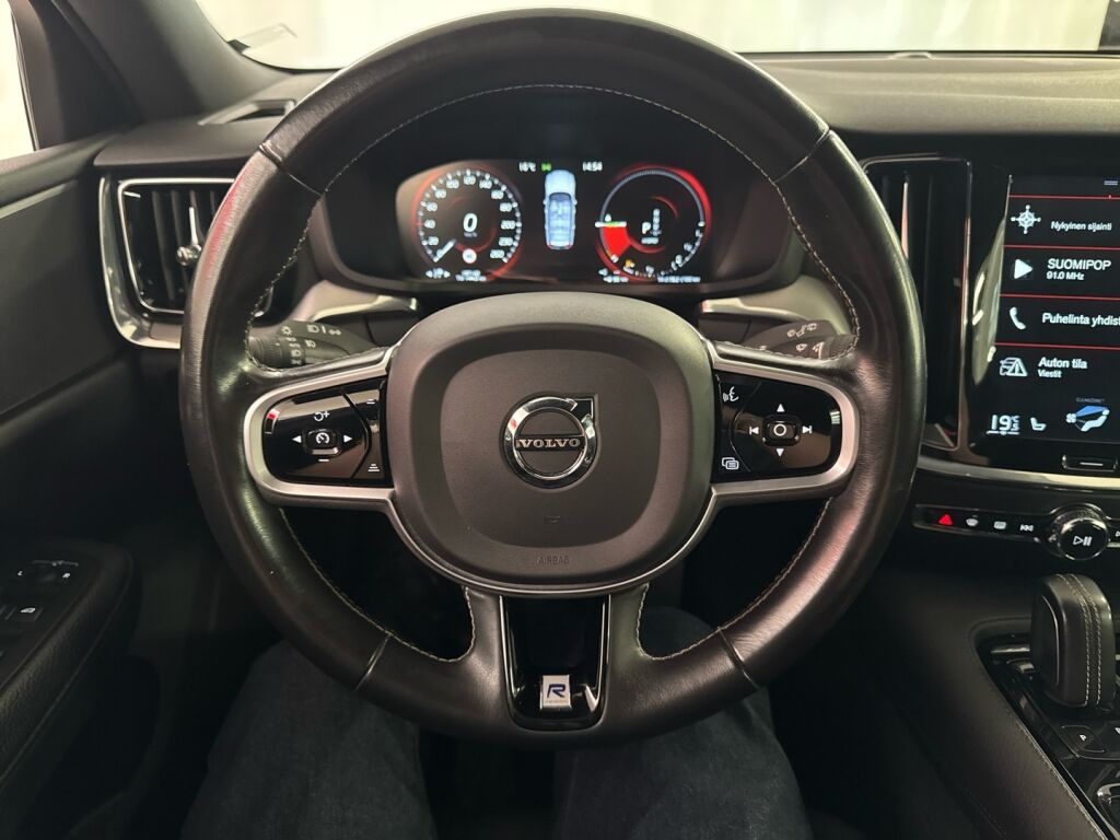 Volvo V60 2020 Musta