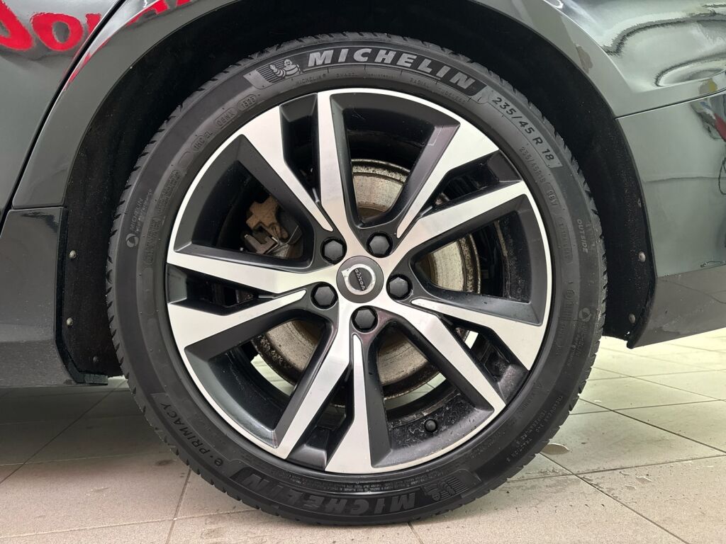 Volvo V60 2020 Musta