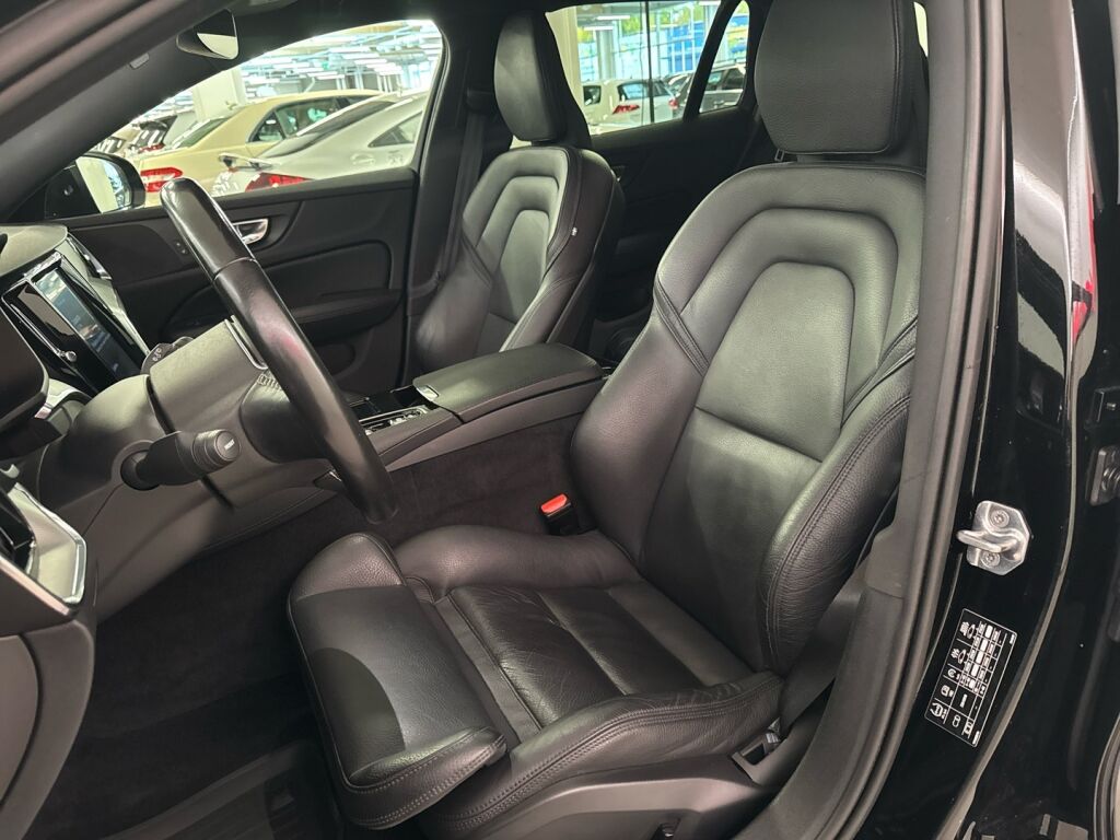 Volvo V60 2020 Musta