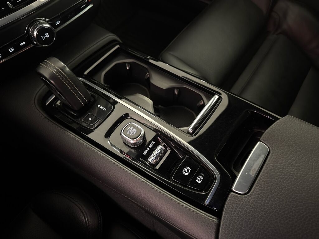 Volvo V60 2020 Musta