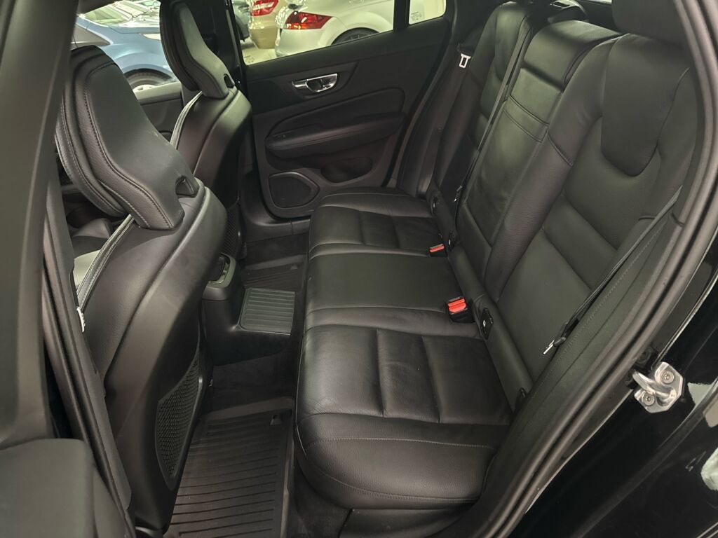 Volvo V60 2020 Musta