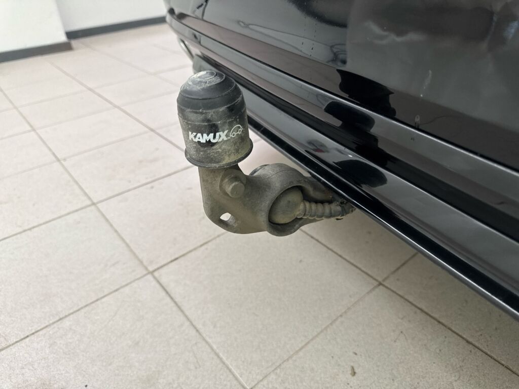 Volvo V60 2020 Musta