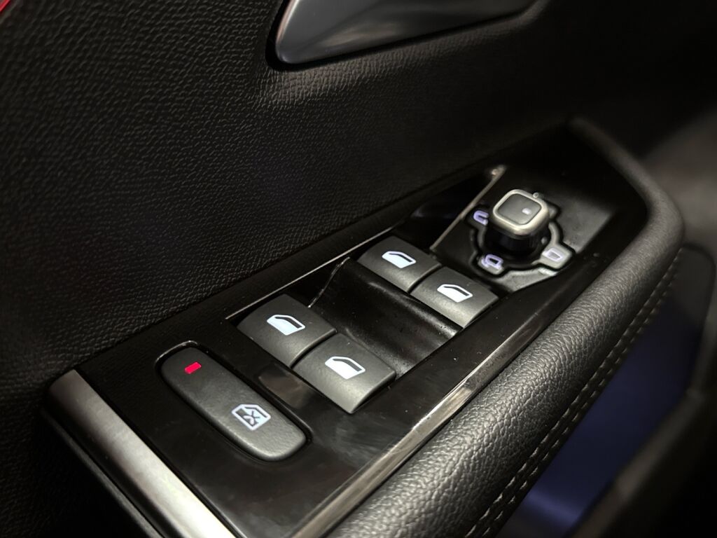 Opel Astra 2024 Sininen