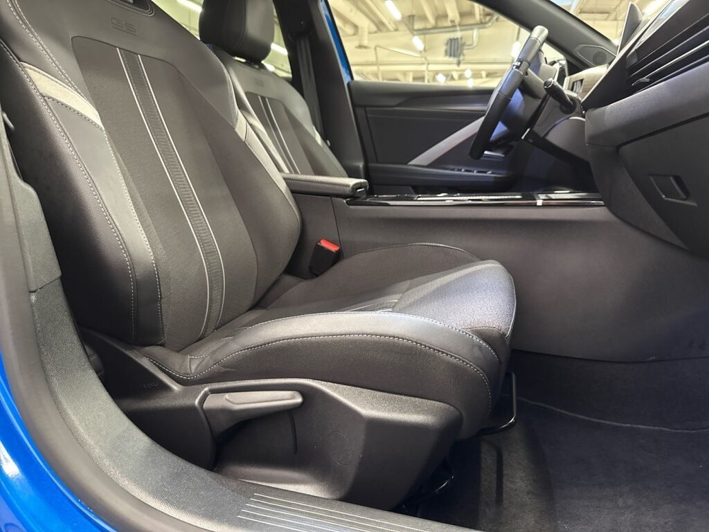 Opel Astra 2024 Sininen