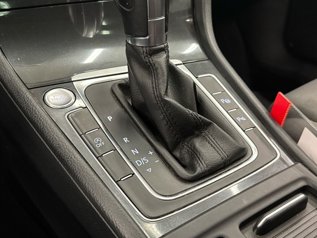 Volkswagen Golf 2018 Violetti