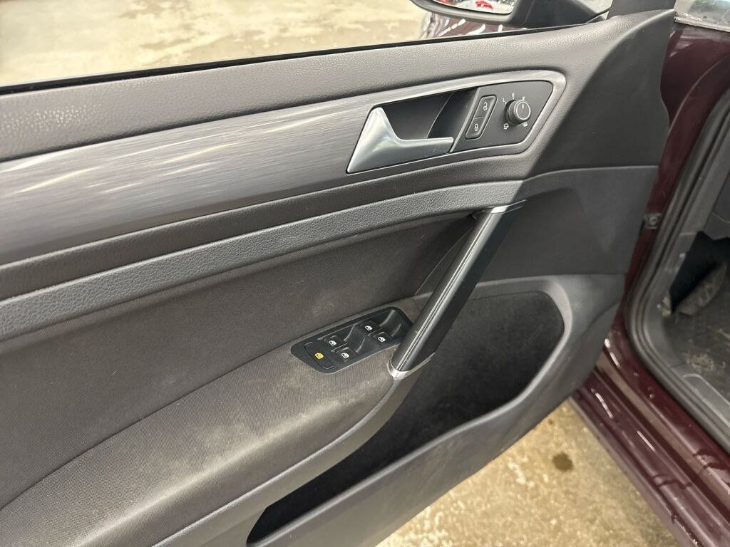 Volkswagen Golf 2018 Violetti