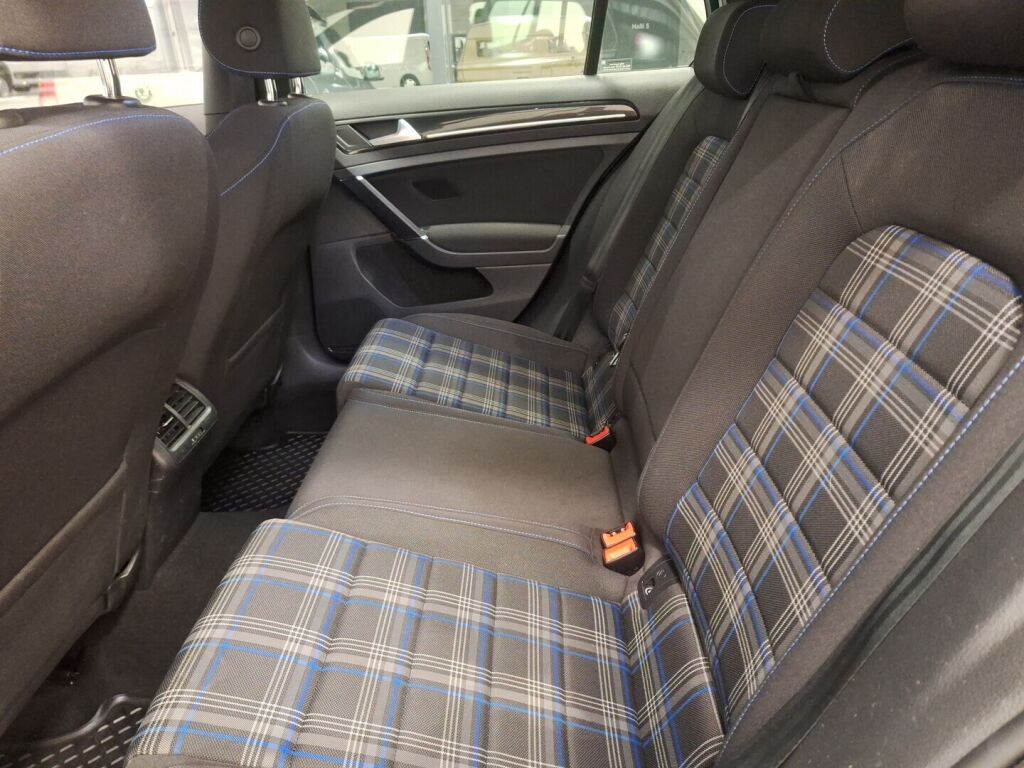 Volkswagen Golf 2016 Musta