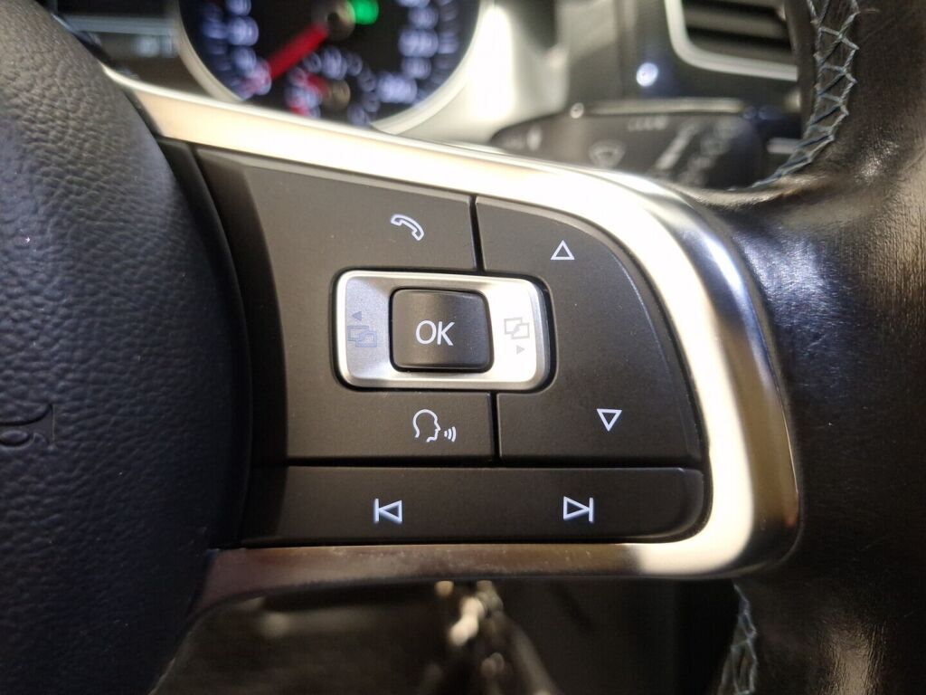 Volkswagen Golf 2016 Musta