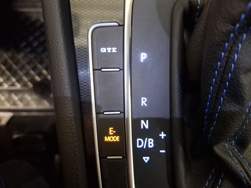 Volkswagen Golf 2016 Musta