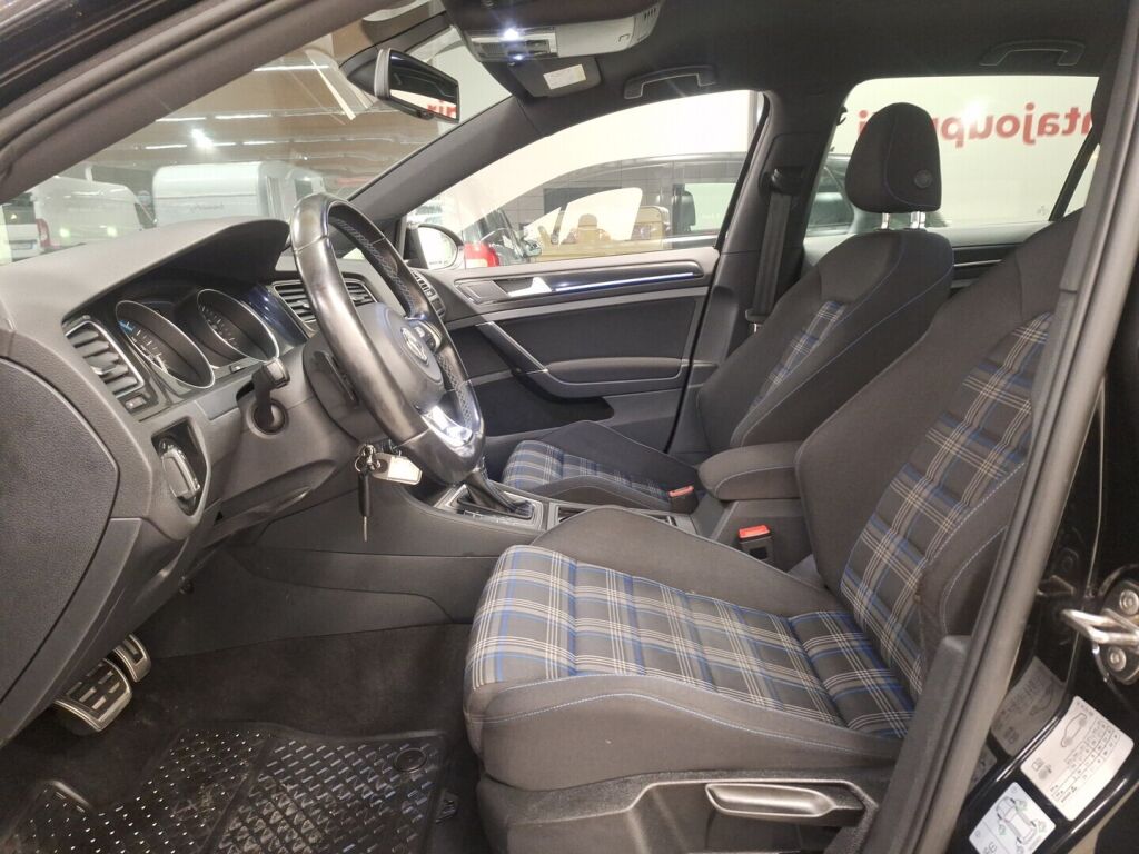 Volkswagen Golf 2016 Musta