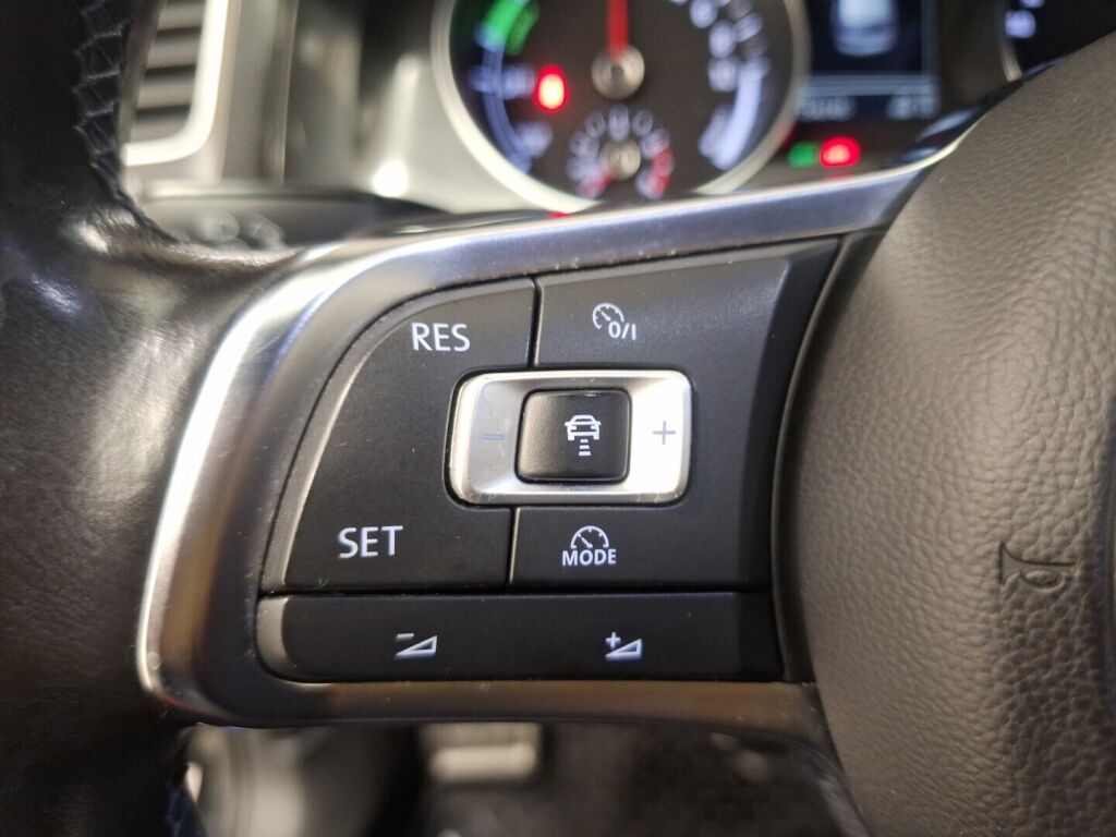 Volkswagen Golf 2016 Musta