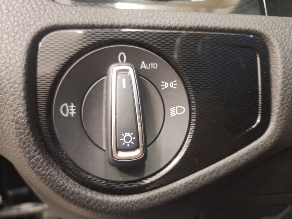 Volkswagen Golf 2016 Musta