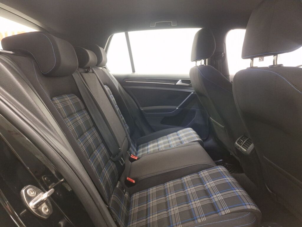 Volkswagen Golf 2016 Musta