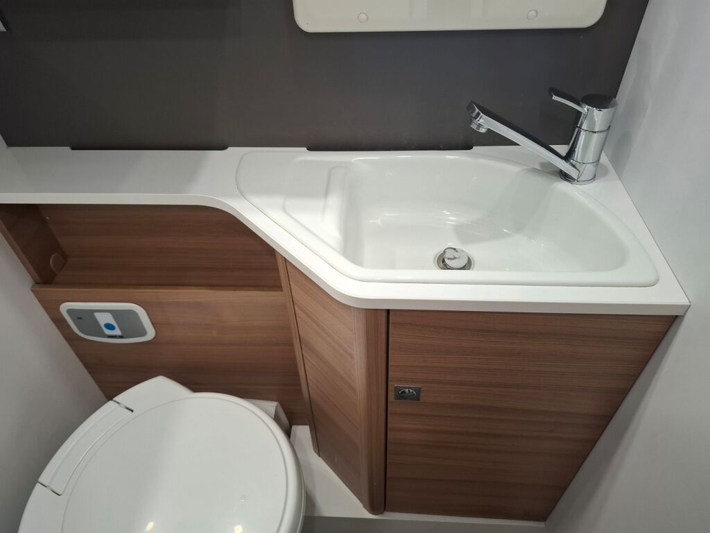 Adria Matrix 670 SL Nordkapp edition 2020 Valkoinen