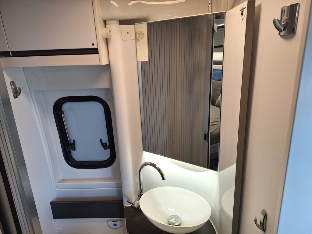 Adria TWIN SUPREME 2020 Harmaa