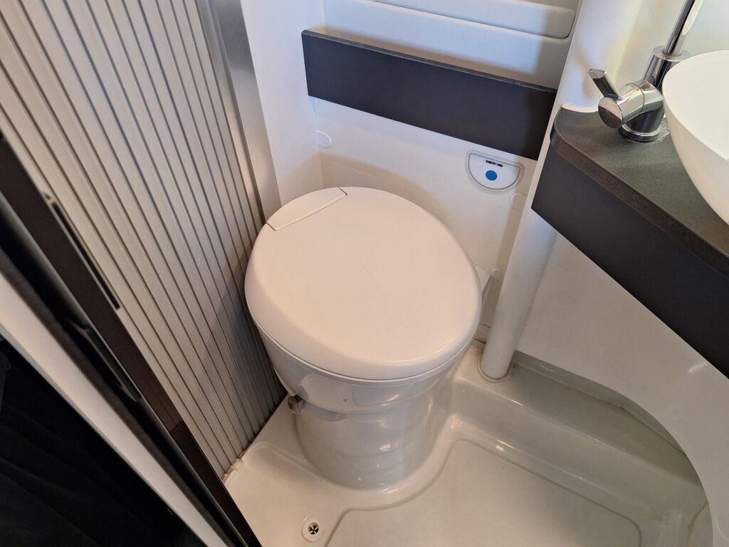 Adria TWIN SUPREME 2020 Harmaa